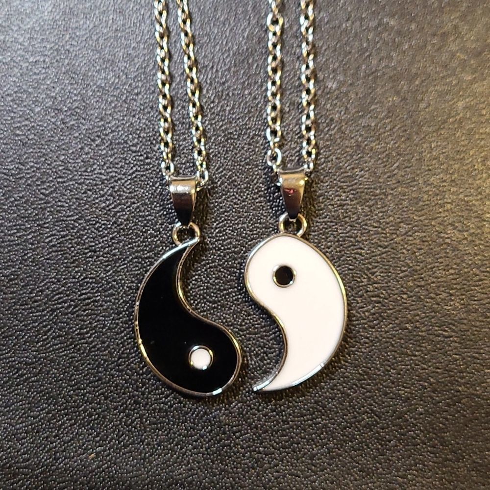 Silver plated ying and yang friendship necklace 11"